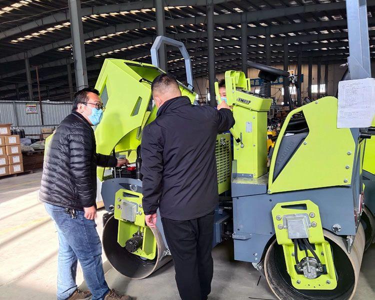 客戶(hù)千里迢迢來(lái)廠試乘試駕奔馬三噸壓路機(jī)BM3000